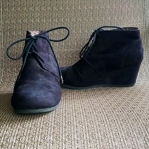 Cityclassified suede black wedge-heeled boots